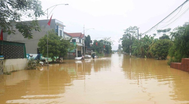 Bảy người chết và mất tích, hàng nghìn ngôi nhà ngập trong mưa lũ, Thủ tướng yêu cầu tập trung khắc phục ảnh 1