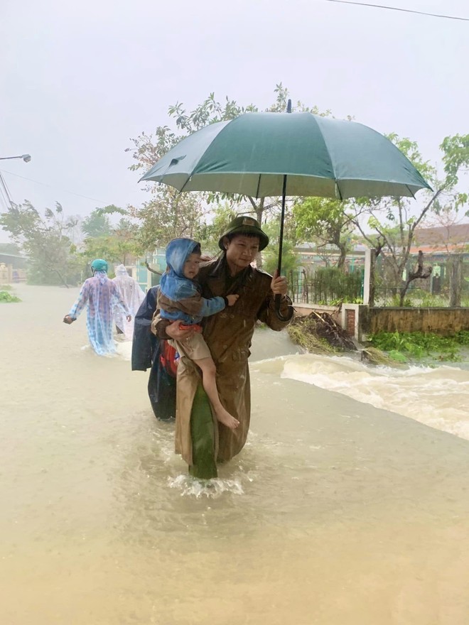 Mưa cực lớn trút xuống Quảng Nam làm 3 người chết và mất tích, hơn 7.000 hộ dân vẫn ngập ảnh 2
