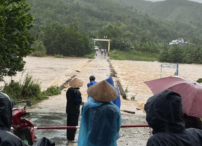 Mưa cực lớn trút xuống Quảng Nam làm 3 người chết và mất tích, hơn 7.000 hộ dân vẫn ngập ảnh 1