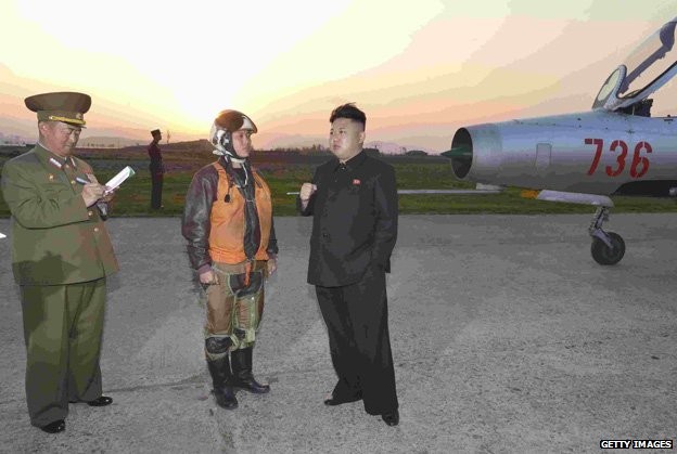Bí ẩn những người luôn ghi chép tỉ mỉ xung quanh Chủ tịch Kim Jong-un? ảnh 1