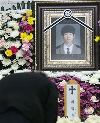 Vụ chìm phà Sewol: Người Hàn Quốc thương tiếc cậu thiếu niên anh hùng ảnh 1