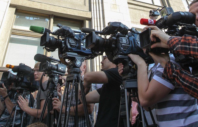 Chính phủ Ukraine yêu cầu dân chúng không tiếp xúc với nhà báo Nga ảnh 1