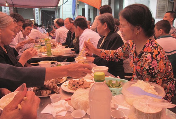 Xúc động, lạ lẫm lần đầu về quê ăn tết Thanh minh ảnh 6