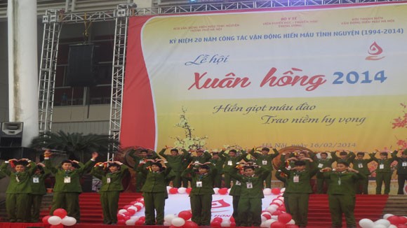 Hàng nghìn người tham dự "lễ hội Xuân Hồng 2014" ảnh 10