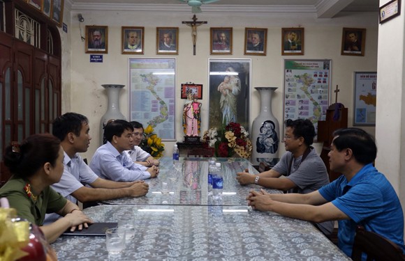 Giám đốc CATP Hà Nội thăm hỏi sức khỏe Linh mục Chánh xứ Thái Hà ảnh 1