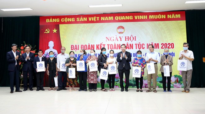 Chủ tịch thành phố Hà Nội chung vui Ngày hội Đại đoàn kết với người dân quận Đống Đa ảnh 1