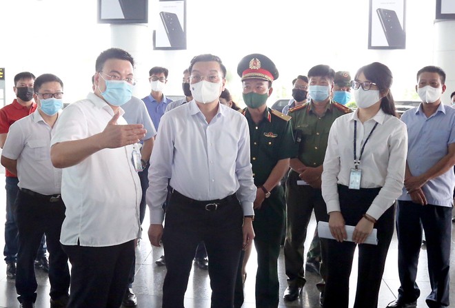 Kiểm tra sân bay, bến xe, Chủ tịch Hà Nội yêu cầu quyết liệt kiểm soát , ngăn chặn nguy cơ dịch bệnh ảnh 1