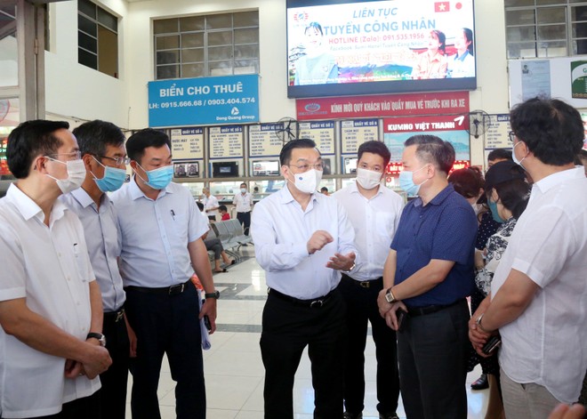 Kiểm tra sân bay, bến xe, Chủ tịch Hà Nội yêu cầu quyết liệt kiểm soát , ngăn chặn nguy cơ dịch bệnh ảnh 2