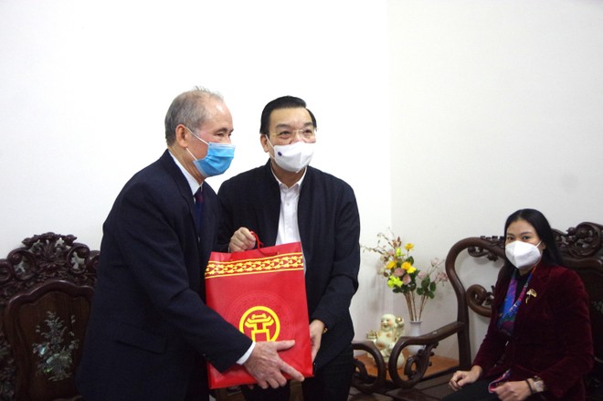 Chủ tịch Hà Nội tặng quà, chúc Tết gia đình chính sách tiêu biểu tại quận Ba Đình ảnh 3