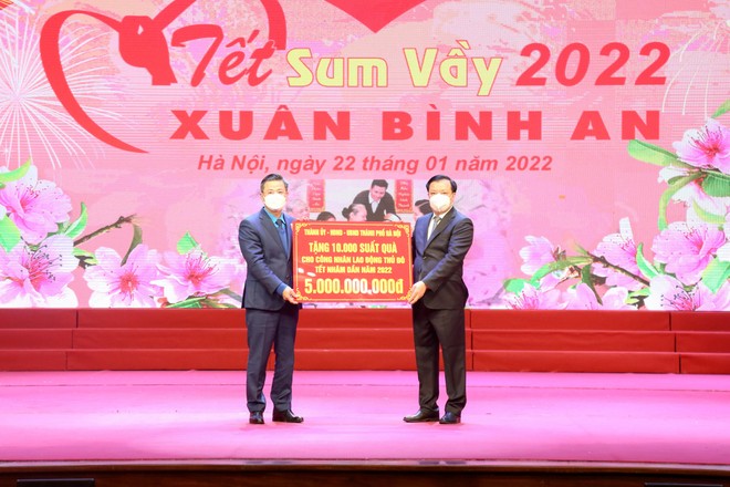 Bí thư Thành ủy, Chủ tịch Hà Nội tặng quà, vé xe miễn phí cho công nhân về quê ăn tết Nhâm Dần ảnh 4