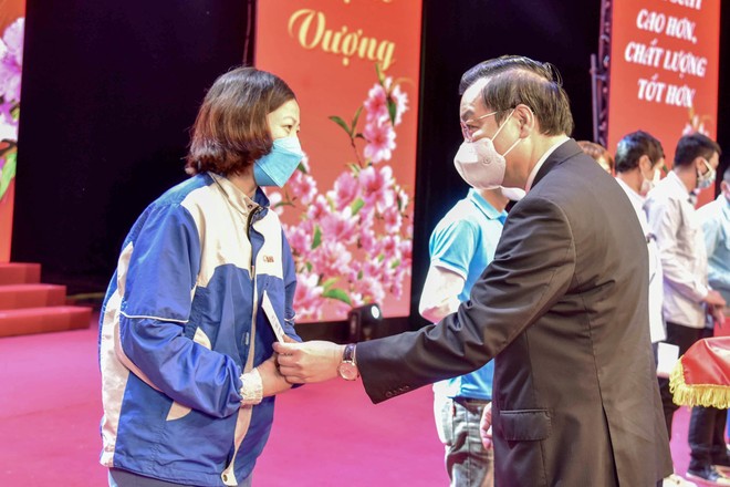 Bí thư Thành ủy, Chủ tịch Hà Nội tặng quà, vé xe miễn phí cho công nhân về quê ăn tết Nhâm Dần ảnh 3