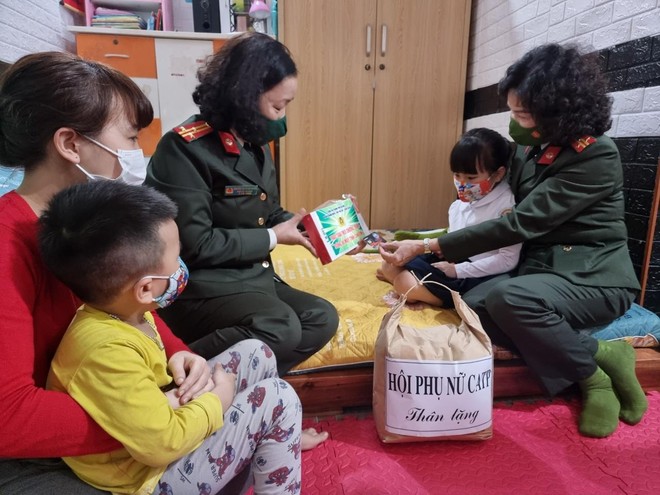 Công an Hà Nội tặng máy tính bảng cho con em cán bộ chiến sỹ khó khăn học online ảnh 1