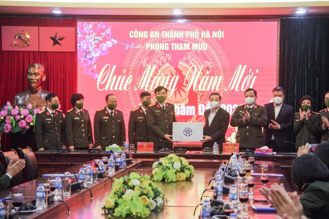 Chủ tịch Hà Nội chúc Tết, động viên 2 đơn vị Công an Thủ đô góp sức nhiều trong phòng chống Covid-19 ảnh 1
