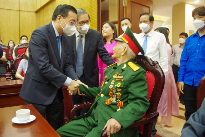 Chủ tịch Hà Nội trao huy hiệu 75 năm tuổi Đảng tại quận Ba Đình ảnh 2