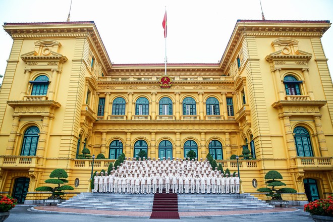 Đoàn đại biểu Bộ Công an đặt vòng hoa và vào Lăng viếng Chủ tịch Hồ Chí Minh nhân kỷ niệm 77 năm Ngày truyền thống lực lượng CAND ảnh 4