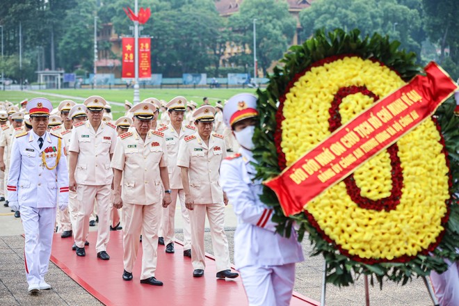 Đoàn đại biểu Bộ Công an đặt vòng hoa và vào Lăng viếng Chủ tịch Hồ Chí Minh nhân kỷ niệm 77 năm Ngày truyền thống lực lượng CAND ảnh 1