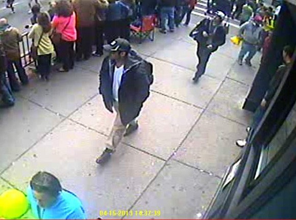 FBI công bố ảnh những kẻ tình nghi trong vụ nổ kinh hoàng tại Boston ảnh 3