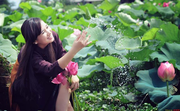 Thiếu nữ duyên dáng cùng hoa sen ảnh 1