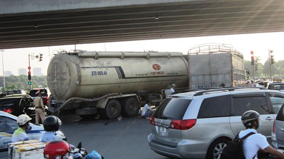 Dừng chờ đèn đỏ, xe tải và xe bồn tông nhau bẹp đầu ảnh 1