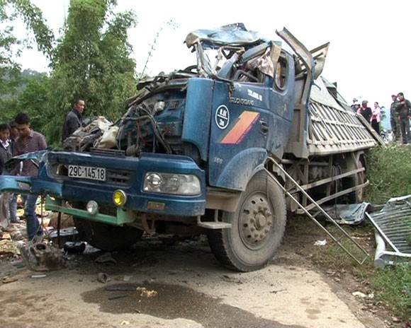 Xe tải mất lái lật nhào khiến 5 người tử nạn ảnh 1