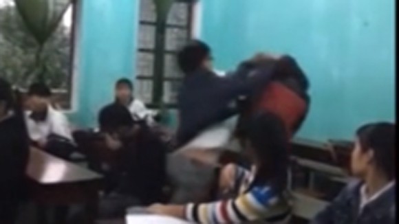 Nam học sinh cởi áo đánh bạn nữ dã man, nhiều người phẫn nộ ảnh 1