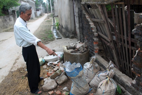 Đào móng làm nhà vệ sinh phát hiện kho thuốc sâu ảnh 2