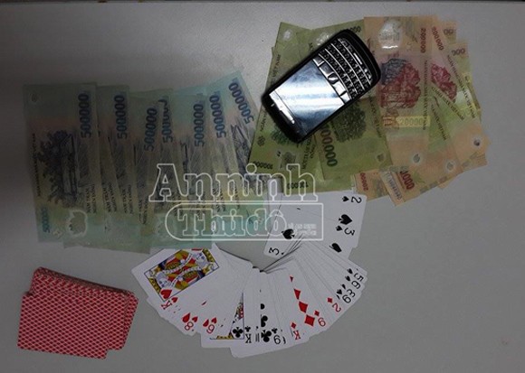 Hà Nội: Bắt quả tang 8 đối tượng đánh bài "3 cây" ăn tiền ảnh 2