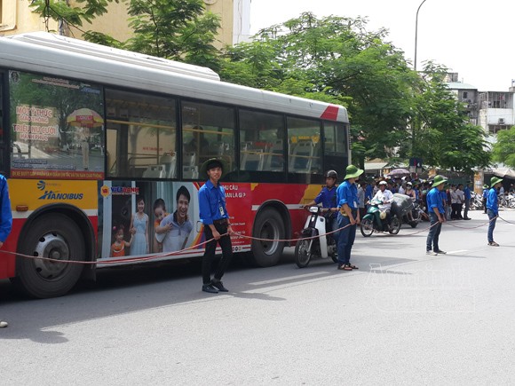 Đội nắng, sinh viên tình nguyện căng mình phục vụ kỳ thi đại học ảnh 6
