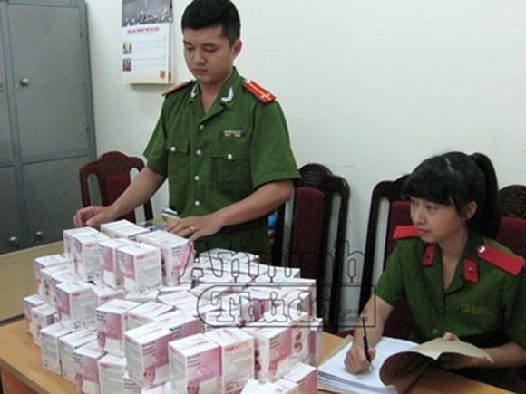 Bắt giữ lô hàng kem làm trắng da đưa từ Lạng Sơn vào TPHCM tiêu thụ ảnh 1