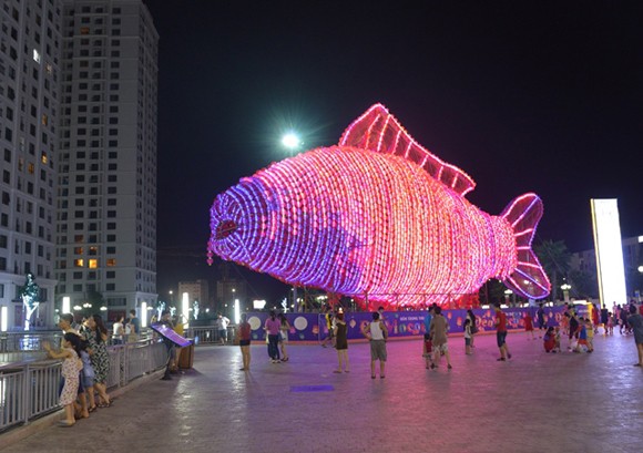 Vincom xác lập kỷ lục đèn lồng cá chép lớn nhất Việt Nam ảnh 1