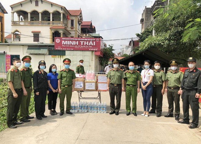 Công đoàn Công an Hà Nội trao tặng khẩu trang, nước sát khuẩn cho các chốt cách ly dịch Covid-19 ảnh 2