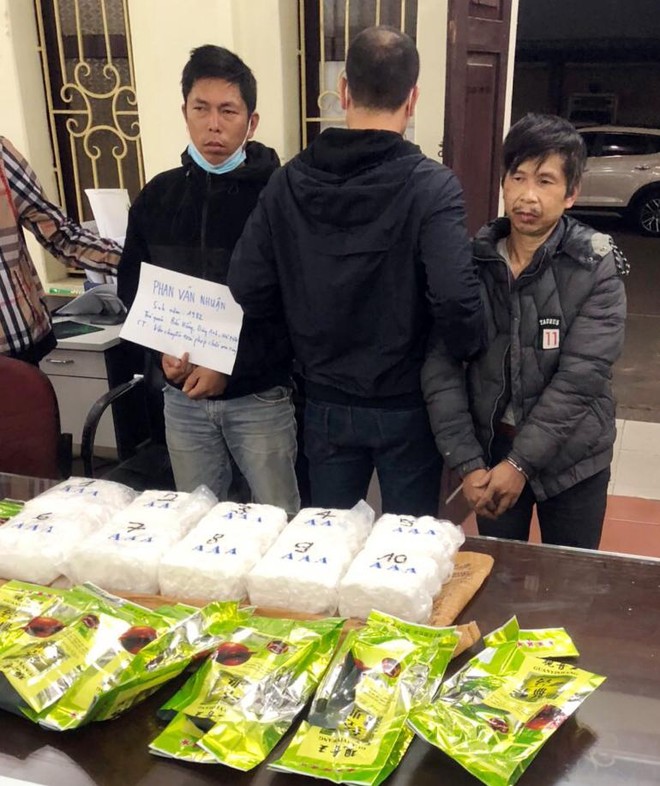 Hà Nội: Vây bắt hai đối tượng mua bán, vận chuyển hơn 9 kg ma túy đá ảnh 3