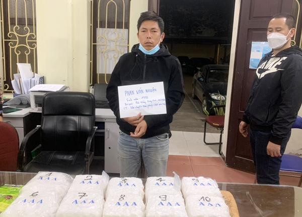 Hà Nội: Vây bắt hai đối tượng mua bán, vận chuyển hơn 9 kg ma túy đá ảnh 1