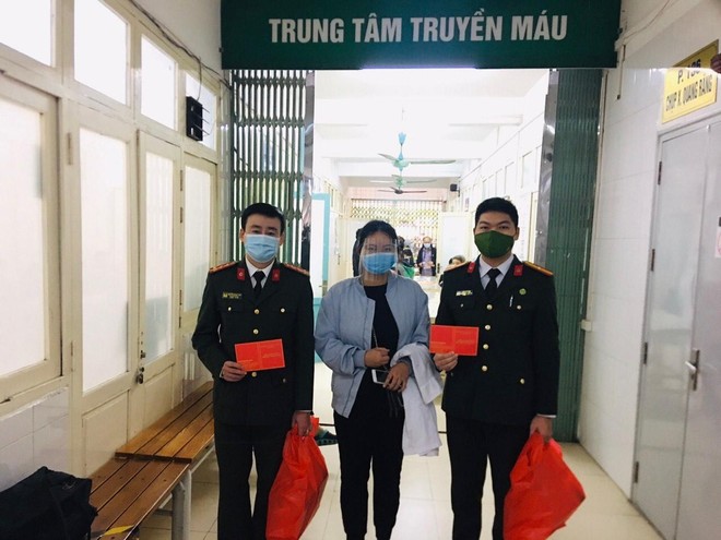 Thanh niên Công an Thủ đô kịp thời hiến máu giúp người dân cấp cứu ở bệnh viện Việt Đức ảnh 1