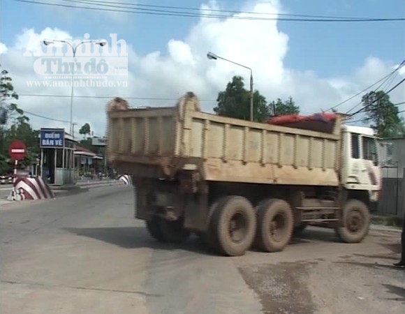 Cận cảnh ô tô chui đường làng, né trạm thu phí ảnh 3