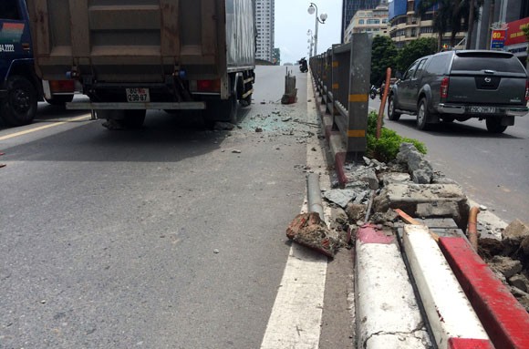 Xe Ngoại giao đâm đổ thanh chắn cầu vượt gây ùn tắc kéo dài ảnh 3