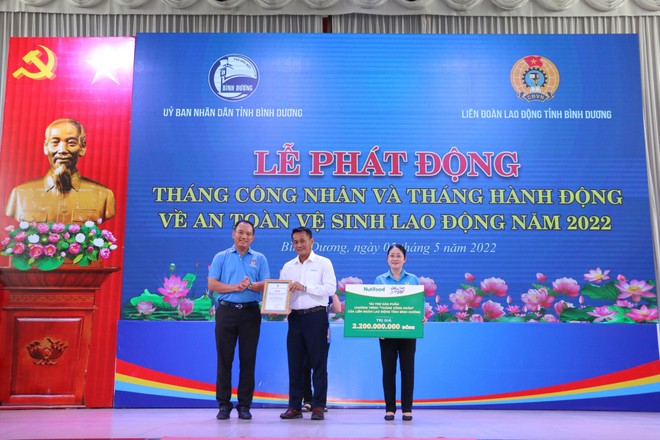 Nutifood và Quỹ Phát triển tài năng Việt tặng quà cho công nhân Bình Dương ảnh 1