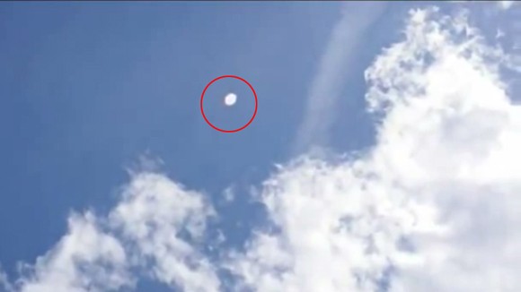 UFO xuất hiện trên bầu trời London ảnh 1