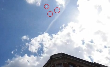 UFO xuất hiện trên bầu trời London ảnh 2