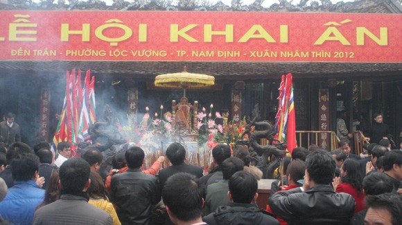 Lễ khai ấn đền Trần 2012: Mới chỉ thành công một nửa ảnh 1