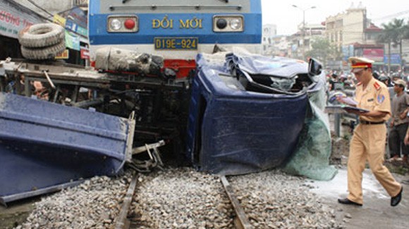 Gia tăng tai nạn đường sắt đầu năm 2012: “Trách nhiệm thuộc về… toàn dân” ảnh 1