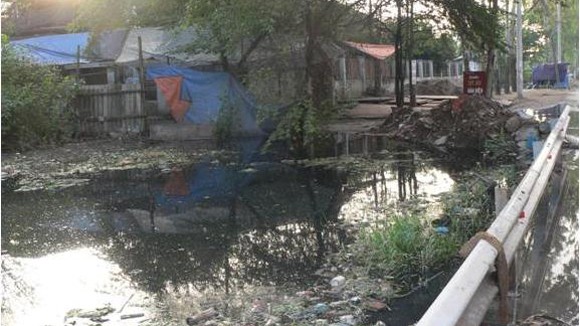 Gần trạm bơm vẫn ngập ảnh 1
