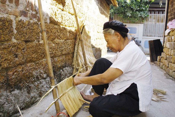Phóng sự ảnh: Áo tơi chợ Nủa ảnh 3