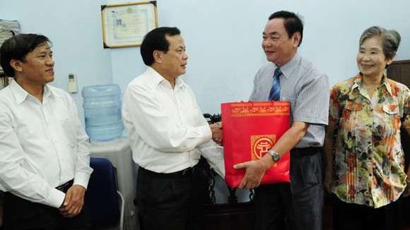 Bí thư Thành ủy thăm gia đình chính sách ảnh 1