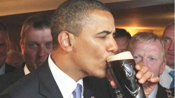 Ông Obama “ghi điểm” vì biết... uống bia ảnh 1