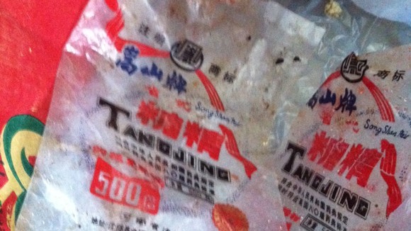 Tạm giữ hàng nghìn chai nước ngọt làm từ phụ gia trôi nổi ảnh 1