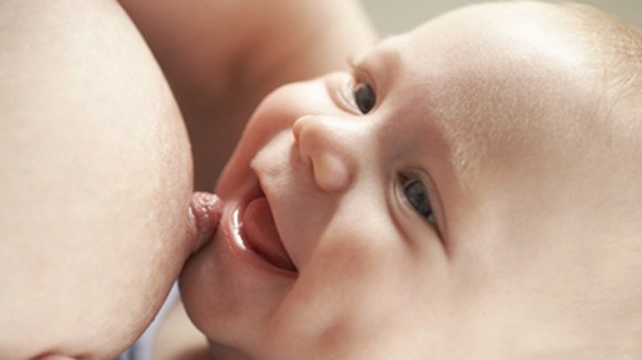 Nuôi con bằng sữa mẹ, giảm 2/3 nguy cơ ung thư buồng trứng ảnh 1