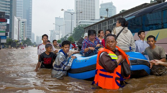 Nước lụt nhấn chìm Jakarta, 12 người chết ảnh 1