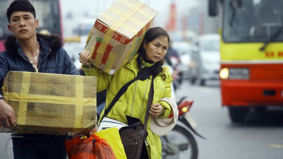 Mệt phờ về Thủ đô sau Tết ảnh 1