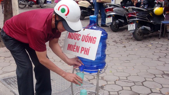Cốc nước - tình người ảnh 1